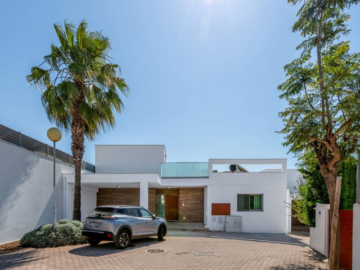 Façade contemporaine de la villa avec stationnement privé