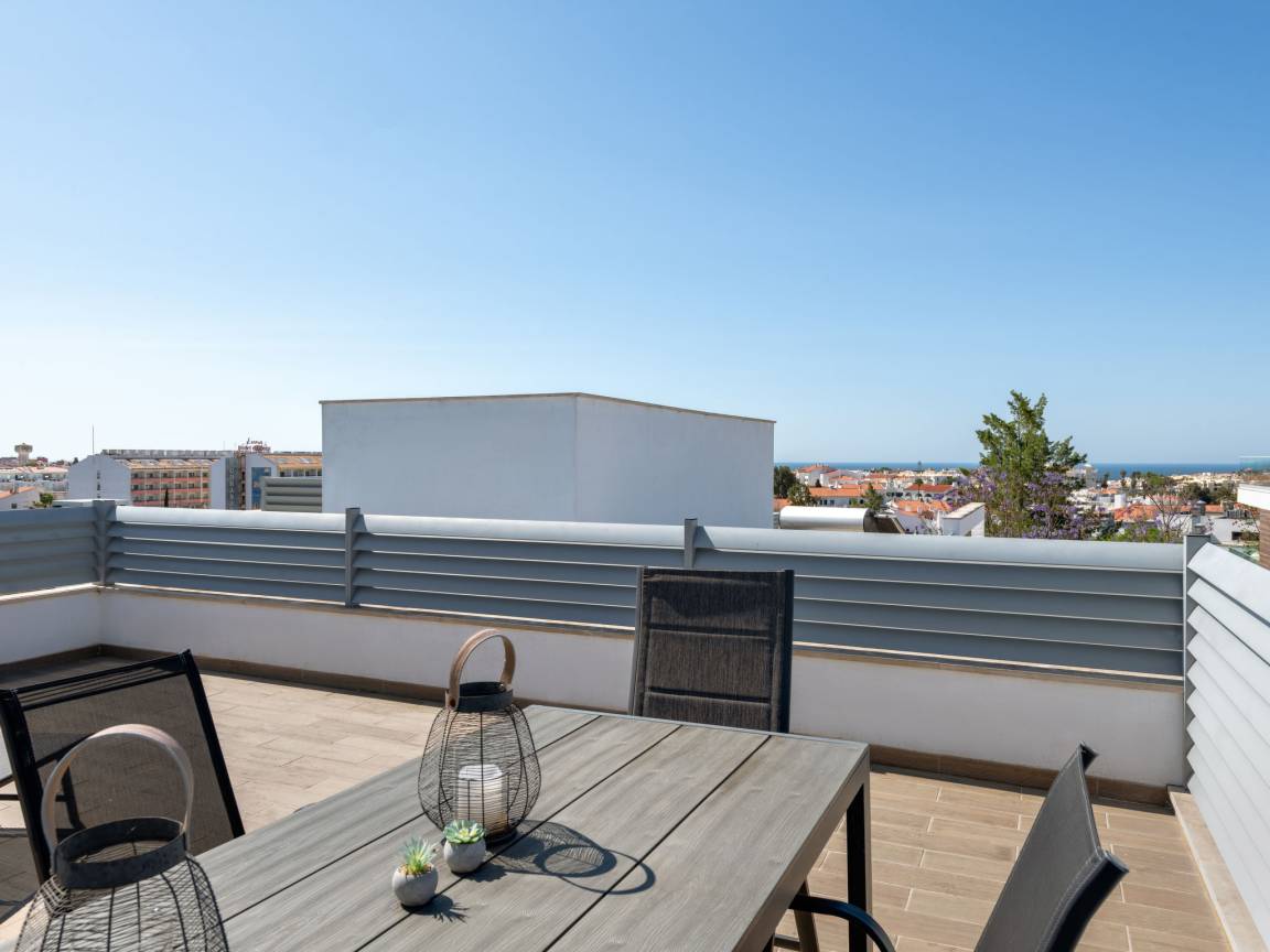 Vue mer depuis la terrasse sur le toit de la villa