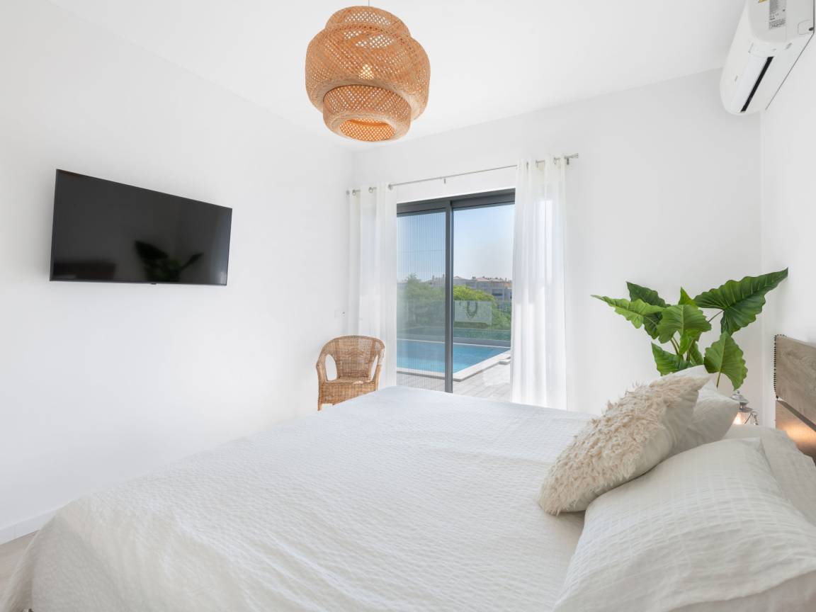Chambre avec TV, climatisation et vue sur la piscine
