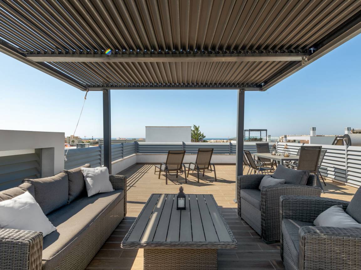 Rooftop avec pergola bioclimatique et salon lounge