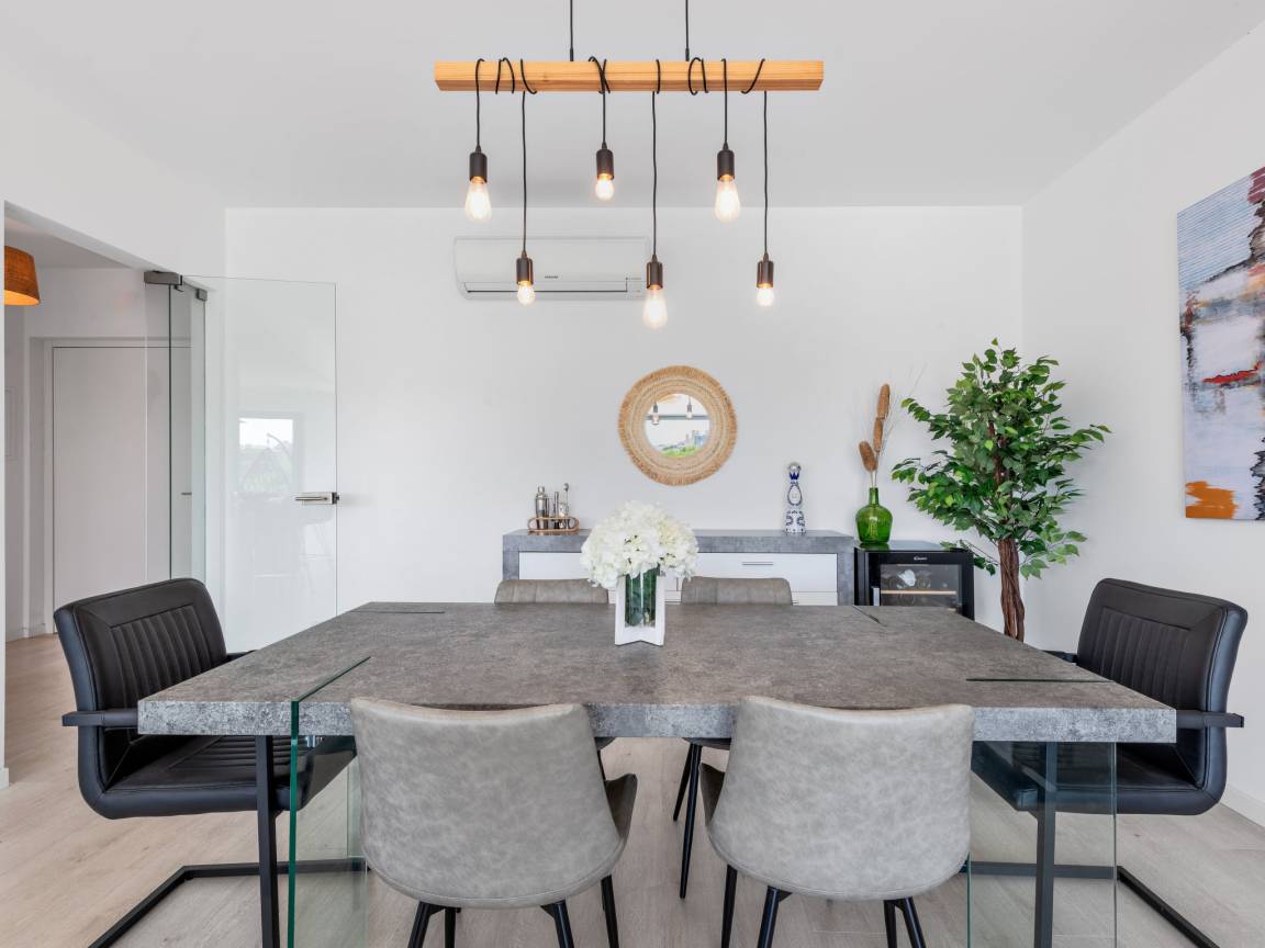 Table à manger pour six personnes avec suspensions en bois