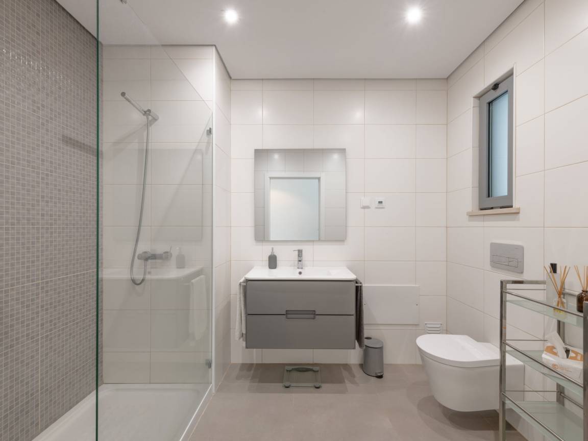 Salle de bain avec douche à l'italienne et WC